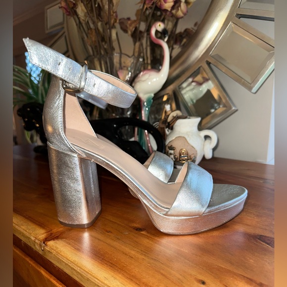 Naturalizer BRIAR size 8.5 wide silver platform cushioned - Picture 2 of 8